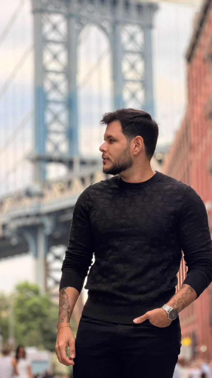Sóstenes Costa Paiva diante da Manhattan Bridge, em Brooklyn, Nova York